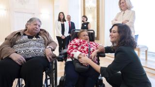 La presidenta de la Comunidad de Madrid, Isabel Díaz Ayuso (d), saluda a un grupo de usuarios de la Residencia de Mayores, Amavir Nuestra Casa.