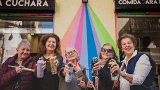 Las 'abuelas grafiteras' que pintan el barrio de Lavapiés: Con el spray me manejo regular, prefiero rotulador
