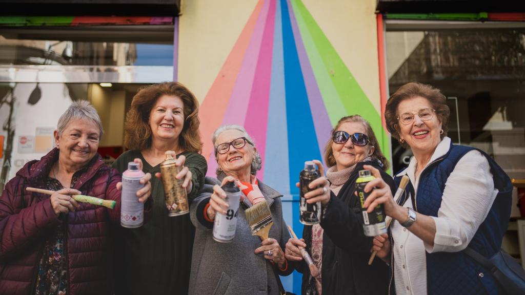 Las 'abuelas grafiteras' que pintan el barrio de Lavapiés: Con el spray me manejo regular, prefiero rotulador
