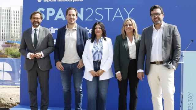 Directivos de Spain2Stay con las alcaldesas de Granada y Armilla.