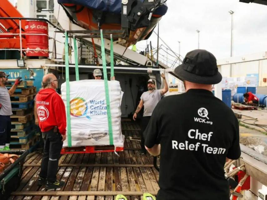 El equipo de WCK y Open Arms preparando el envío de alimentos a Gaza.