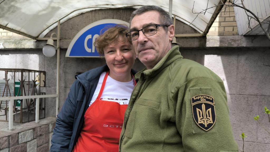 Moises, a quienes llaman 'Hippy', con Maria, la mujer con la que se ha casado durante la Guerra de Ucrania.