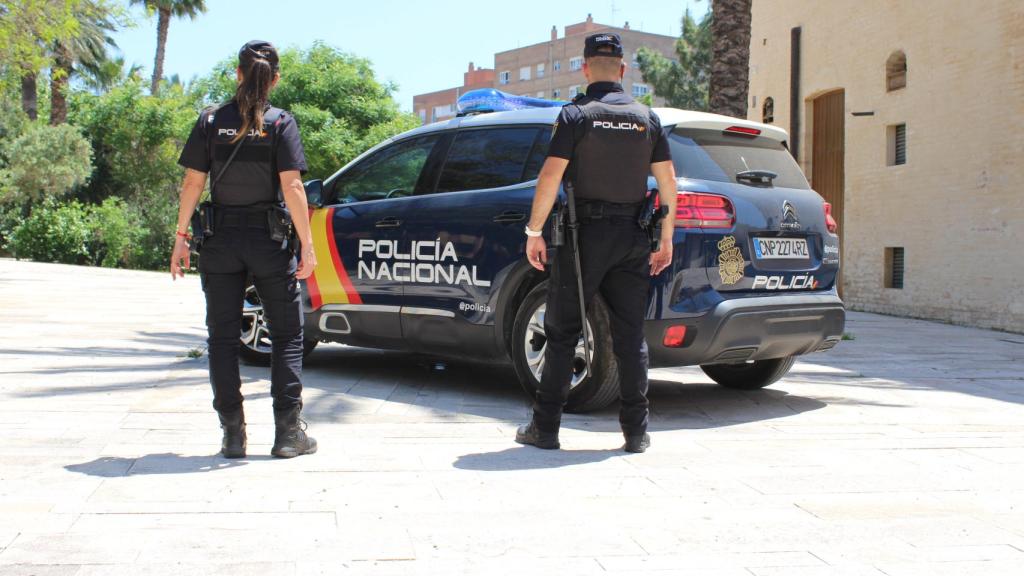 Dos agentes en una imagen de archivo.