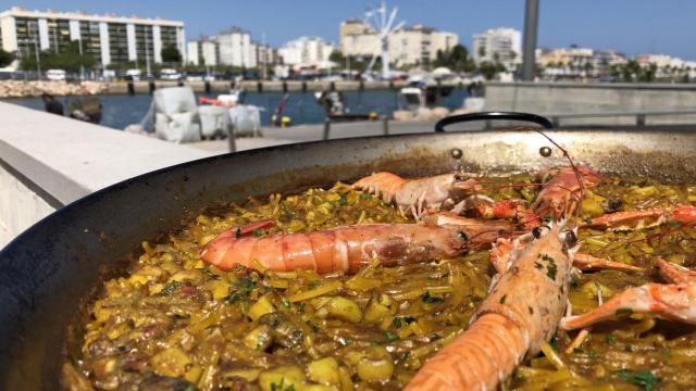 La mejor fideuá de Valencia la hacen en esta ciudad: el local se ubica al lado del mar y usa productos de kilómetro 0
