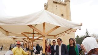 El presidente de la Diputación de Valladolid, Conrado Íscar, acompañado por la alcaldesa de la localidad, Pilar Peña, asiste a la inauguración del Festival Medieval que rinde homenaje a Edward Cooper.