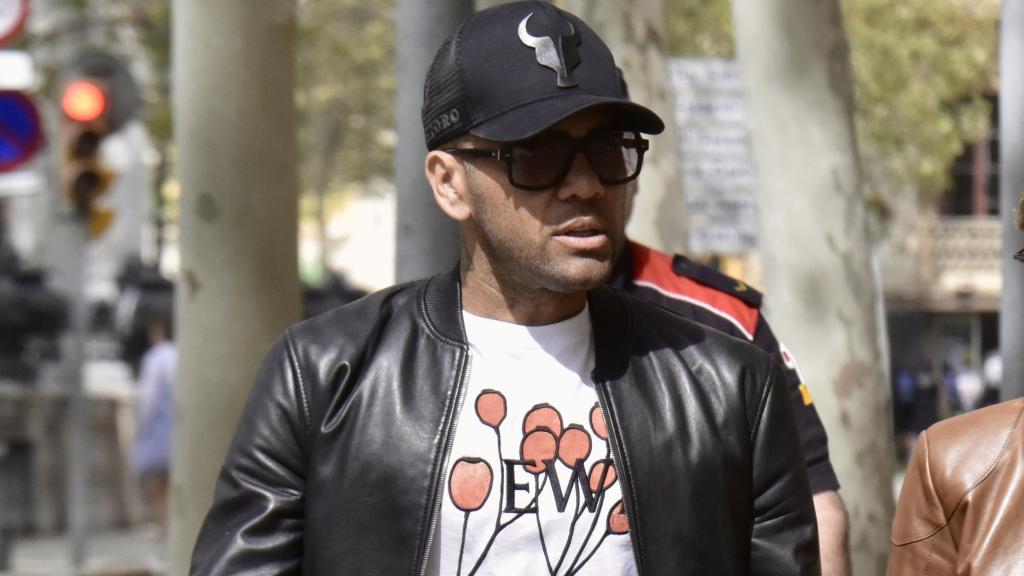 Dani Alves saliendo de la Audiencia de Barcelona