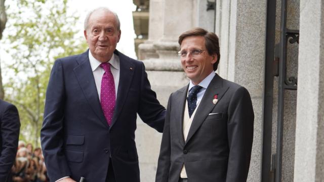 El rey Juan Carlos junto a Almeida.