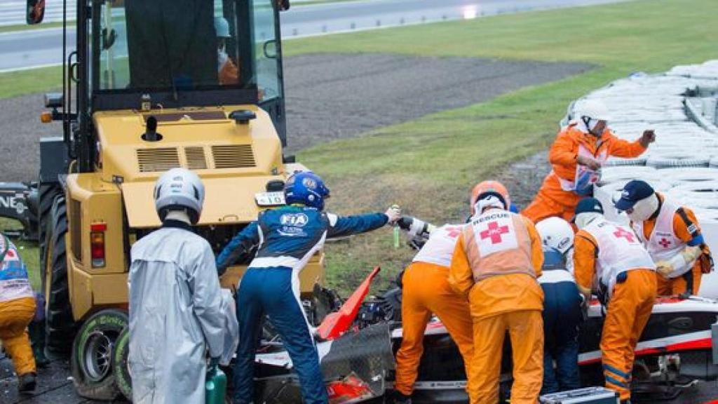Momento en el que Jules Bianchi es atendido tras su accidente en Suzuka.