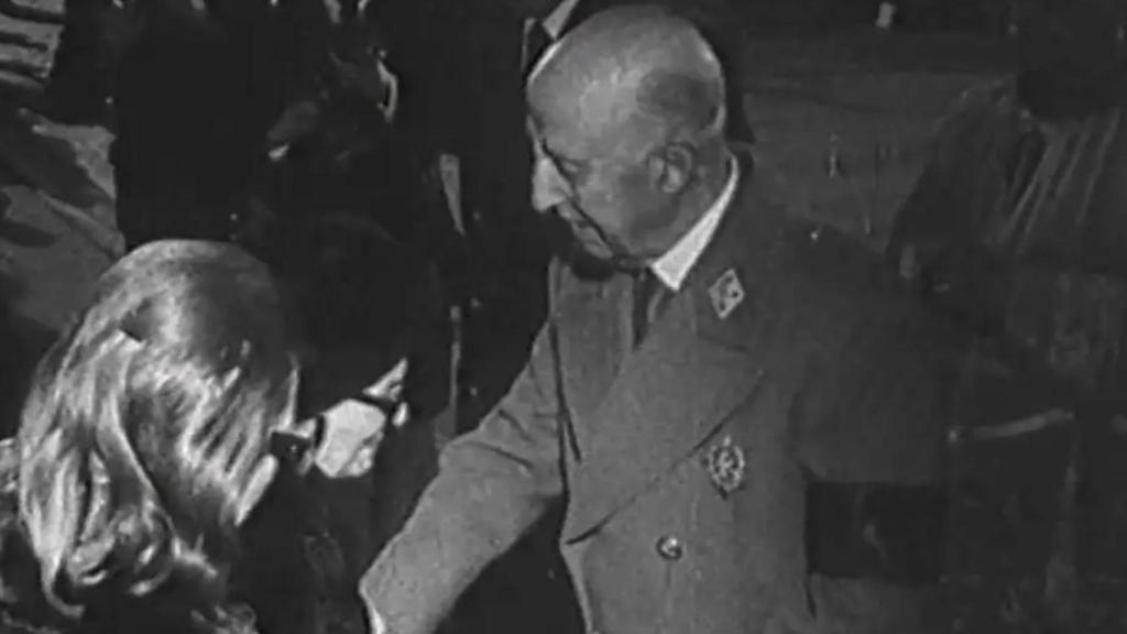 Franco llora cuando da el pésame a la viuda de Carrero Blanco, primer ministro del régimen asesinado por ETA en 1973