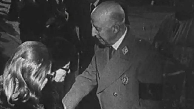 Franco llora cuando da el pésame a la viuda de Carrero Blanco, primer ministro del régimen asesinado por ETA en 1973
