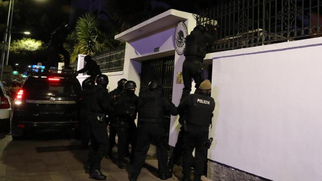 Integrantes de un cuerpo élite de la Policía ecuatoriana irrumpen en la Embajada de México para detener al exvicepresidente Jorge Glas.