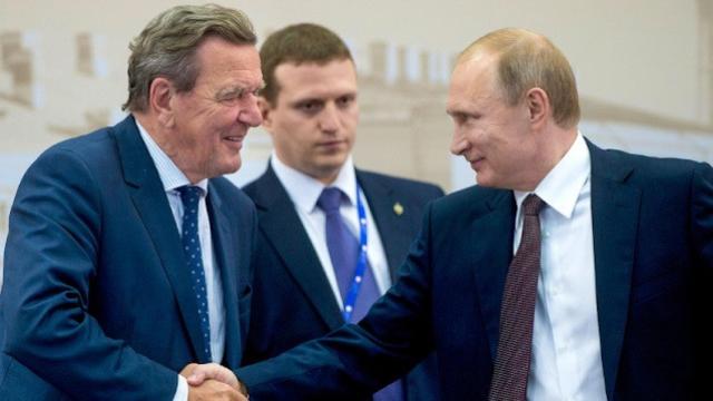 Gerhard Schröder y Vladímir Putin, en San Petersburgo en 2016.