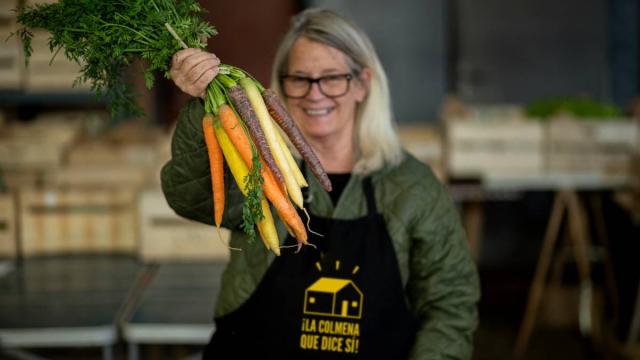 Imagen de archivo de una socia de La colmena que dice Sí.