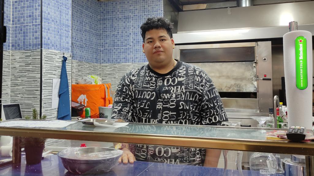 Anthony Márquez en la barra de su restaurante Barber Danger, este domingo 7 de abril.
