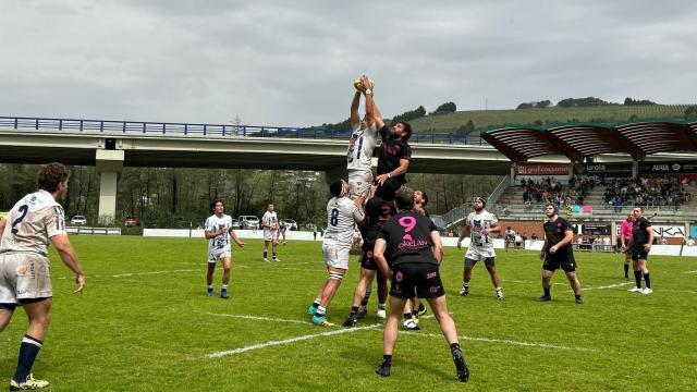 Un momento del partido de Huesitos La Vila.