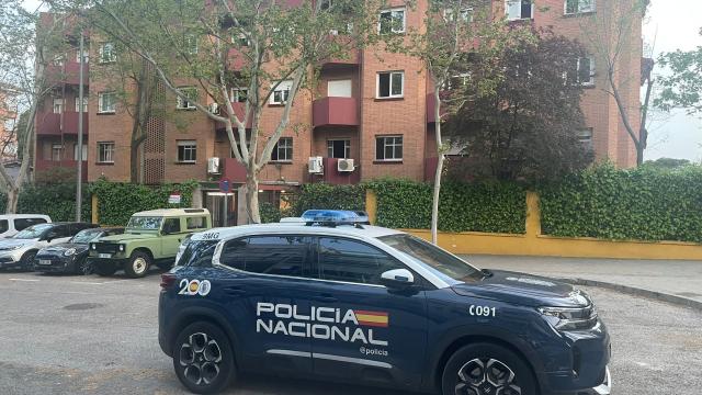 Agentes de la Policía Nacional en la Residencia Maternal Norte, al fondo.
