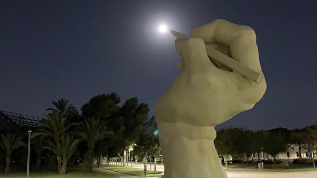 La UA de noche.