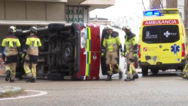 Vuelca una ambulancia en las Tres Cruces de Zamora: hay dos heridos
