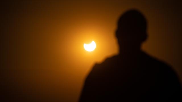 Una persona viendo un eclipse solar.