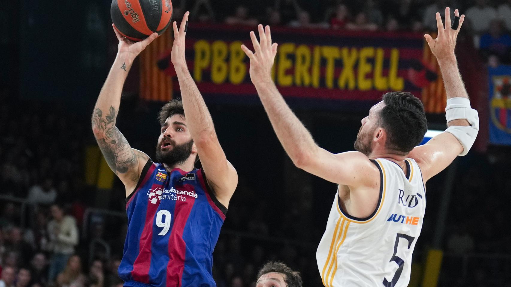 Ricky Rubio lanza a canasta ante la presencia de Rudy Fernández.