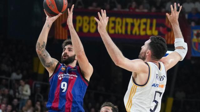 Ricky Rubio lanza a canasta ante la presencia de Rudy Fernández.