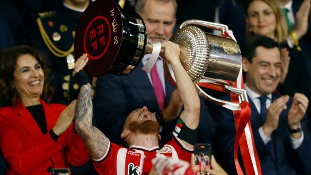 Iker Muniain levanta el trofeo de campeón de la Copa del Rey.