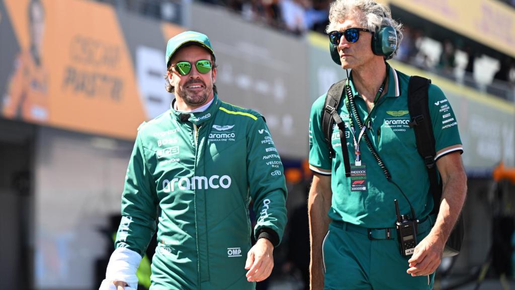 Fernando Alonso junto a su fisio antes de comenzar el carrera del GP de Suzuka de F1