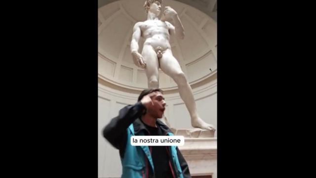 Captura de pantalla de un vídeo subido a la red social X por el colectivo Ultima Generazione en el que reivindican su encadenamiento al David de Miguel Ángel en Florencia