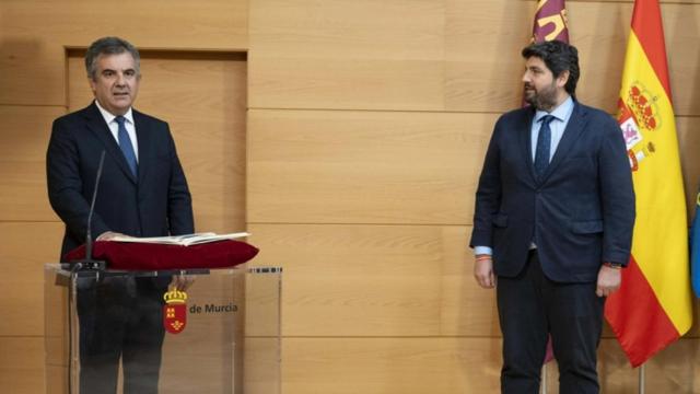 El consejero de Universidades, Juan María Vázquez, en la toma de posesión de su cargo, bajo la atenta mirada del presidente del Gobierno de la Región de Murcia, Fernando López Miras.