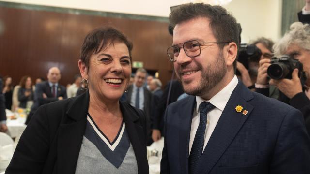 El presidente de la Generalitat, Pere Aragonès, junto a la portavoz de Bildu en el Congreso, Mertxe Aizpurua, el pasado 20 de marzo en un desayuno informativo en Madrid.
