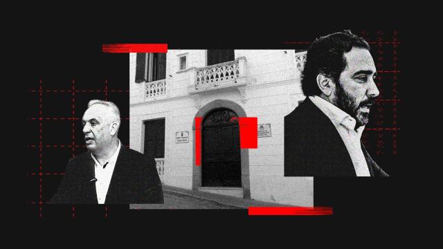Juan Carlos Ruiz Boix, alcalde de San Roque y diputado del PSOE, junto a Víctor de Aldama con el Edificio Rafael Alberti de fondo.