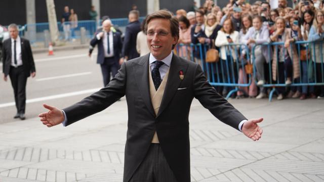 José Luis Martínez-Almeida muestra su traje de novio a los medios en la entrada de  la iglesia de San Francisco de Borja de Madrid, donde contrajo matrimonio este sábado.