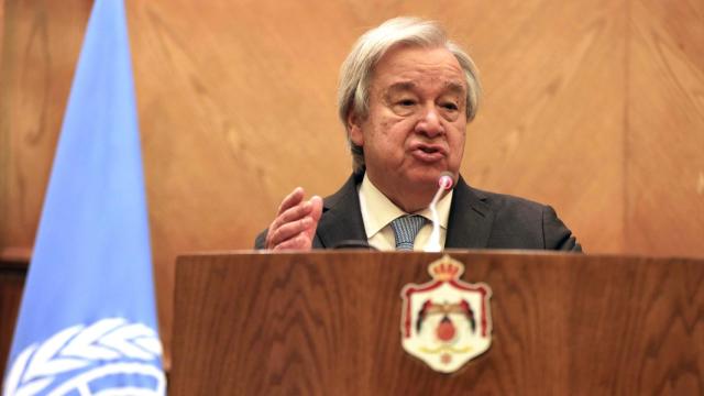 Antonio Guterres en una rueda de prensa con el ministro de Exteriores de Jordan.