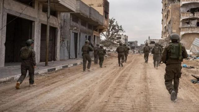 Soldados israelíes en el corazón de Jan Yunis.