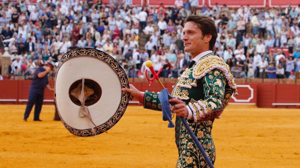 Lama de Góngora durante la vuelta al ruedo en Sevilla tras cortar una oreja.