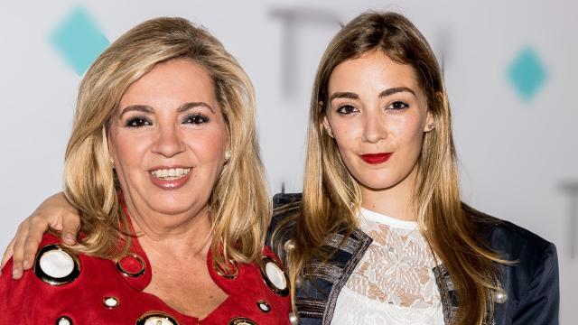 Carmen Rosa, junto a su madre, Carmen Borrego, en un acto público.