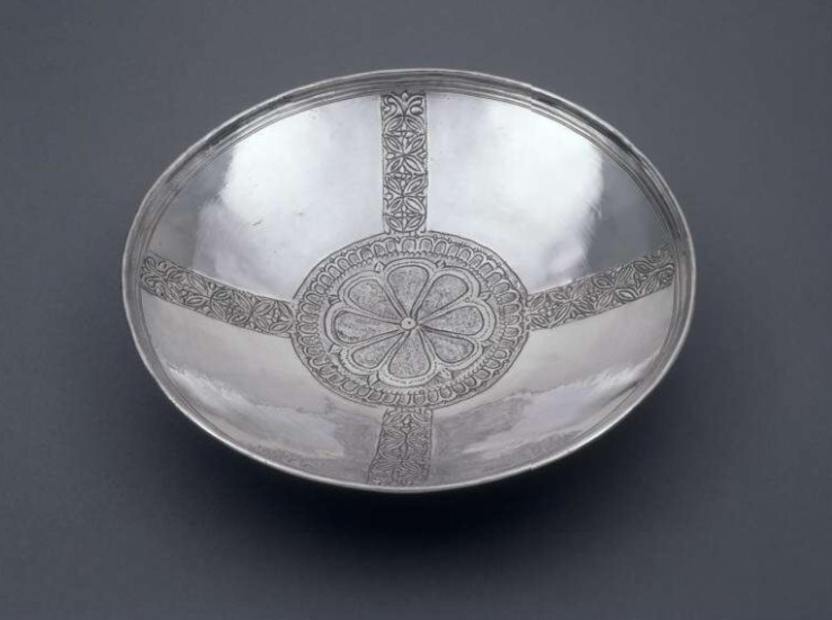 Un bol de plata encontrado en el yacimiento de Sutton Hoo