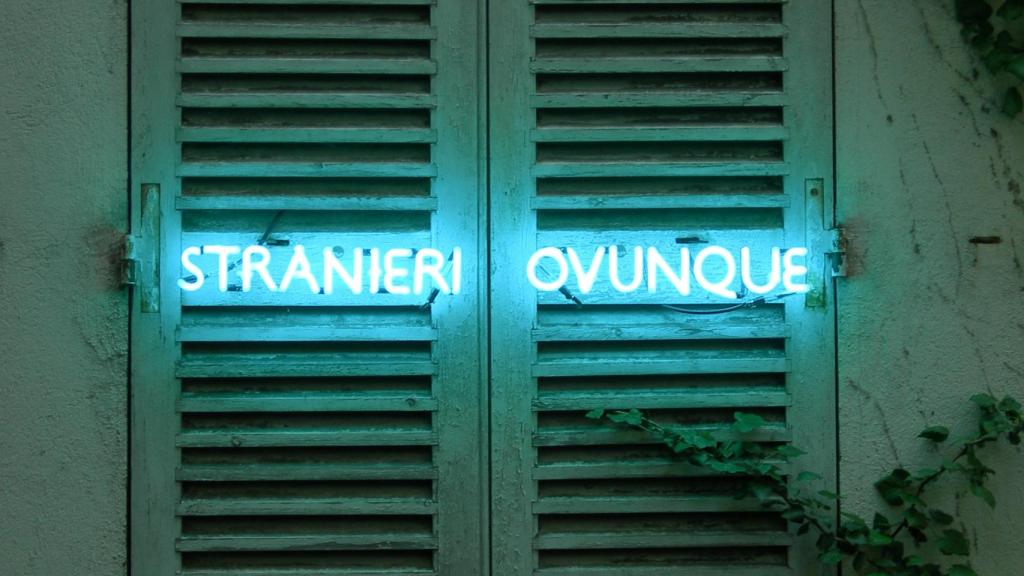 Claire Fontaine: 'Extranjeros en todas partes', 2004