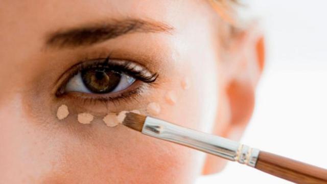 Este es el truco de maquillaje para evitar que el corrector se cuartee.
