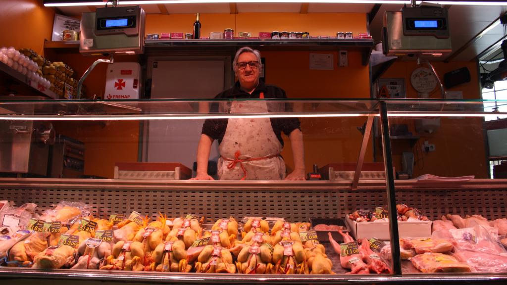 Higinio Gómez Ortiz en el mostrador de su Pollería Hermanos Gómez Ortiz, en el mercado de Vallehermoso.