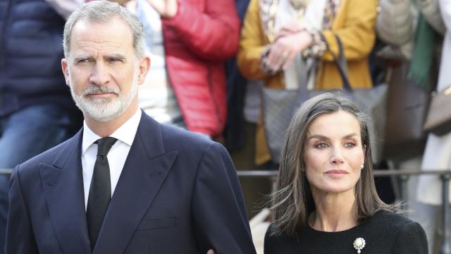 Felipe VI y Letizia, este lunes, 8 de abril, asistiendo a la misa funeral de Fernando Gómez-Acebo.
