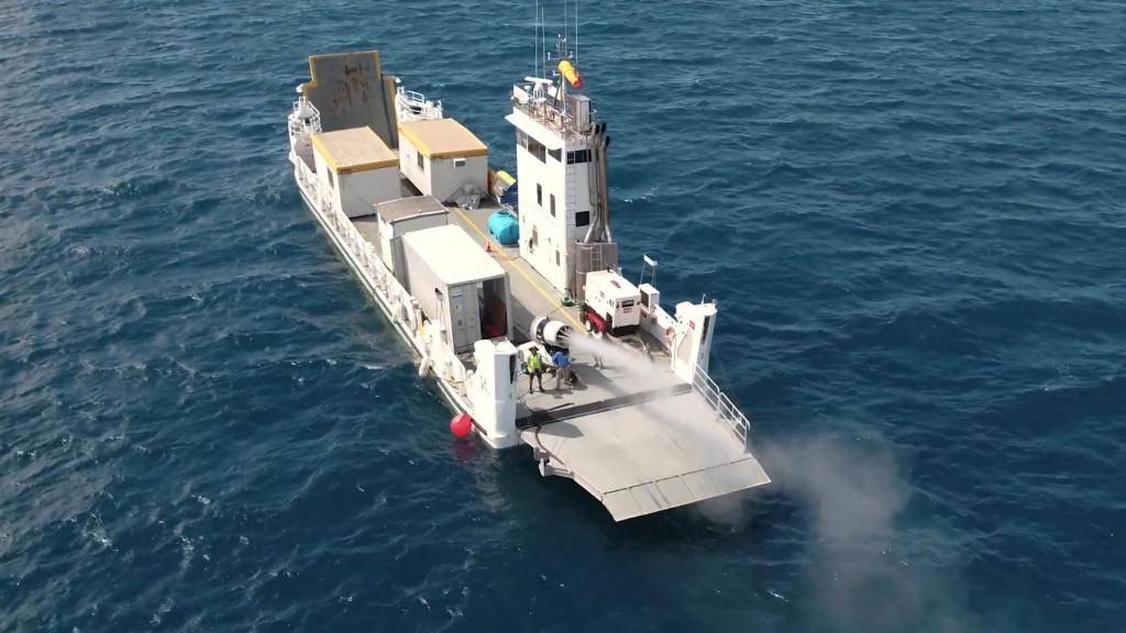 Barco con un cañón pulverizador para abrillantar las nubes