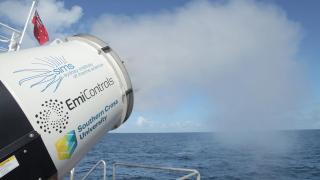 Cañón que pulveriza agua marina para dar brillo a las nubes