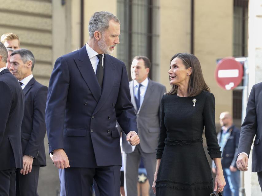 Letizia, mirando, cómplice, a Felipe VI en su camino hacia el templo.