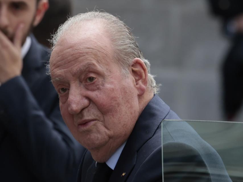 Juan Carlos I, bajando del coche, camino de la iglesia.