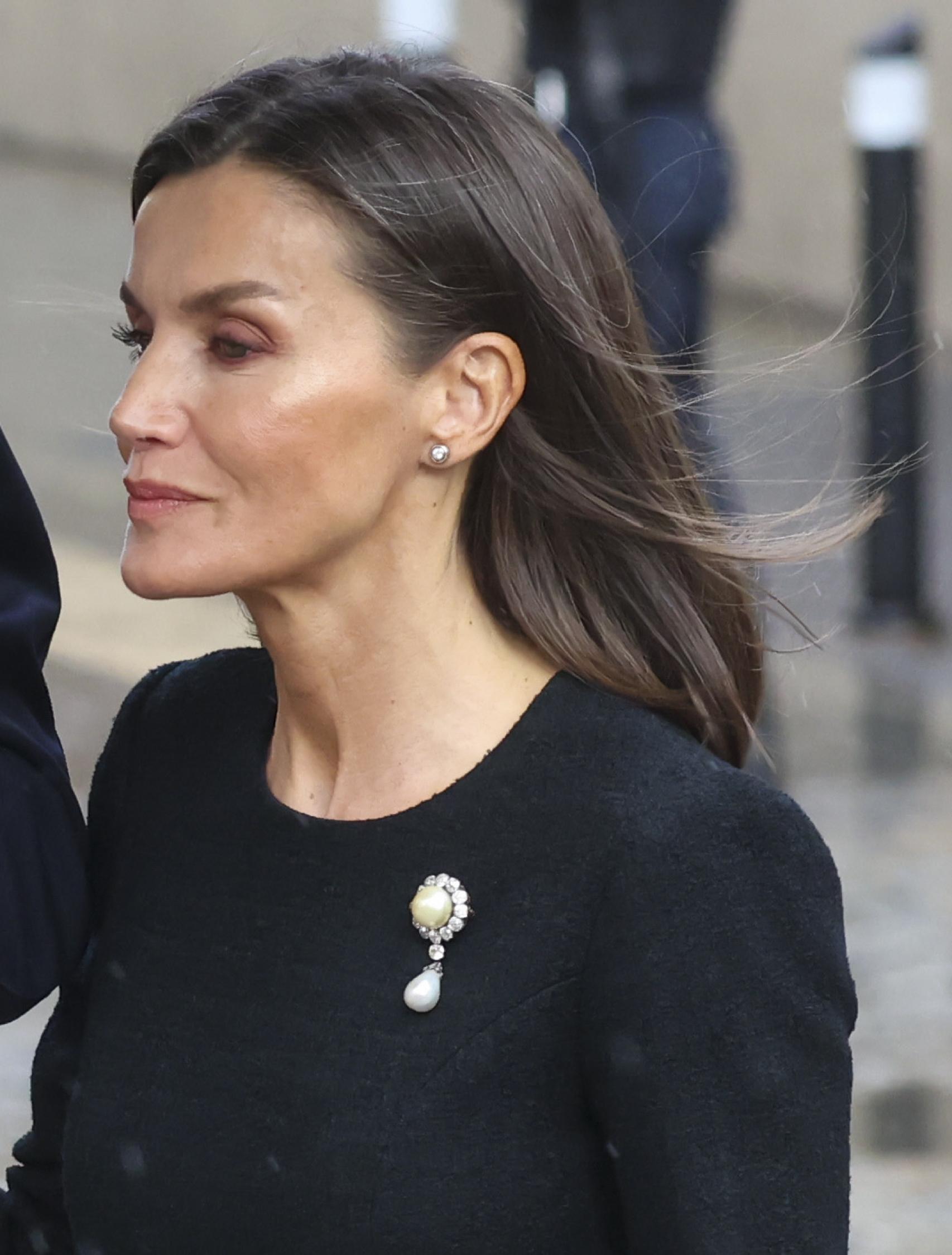 Letizia ha elegido un broche de diamantes y perlas.
