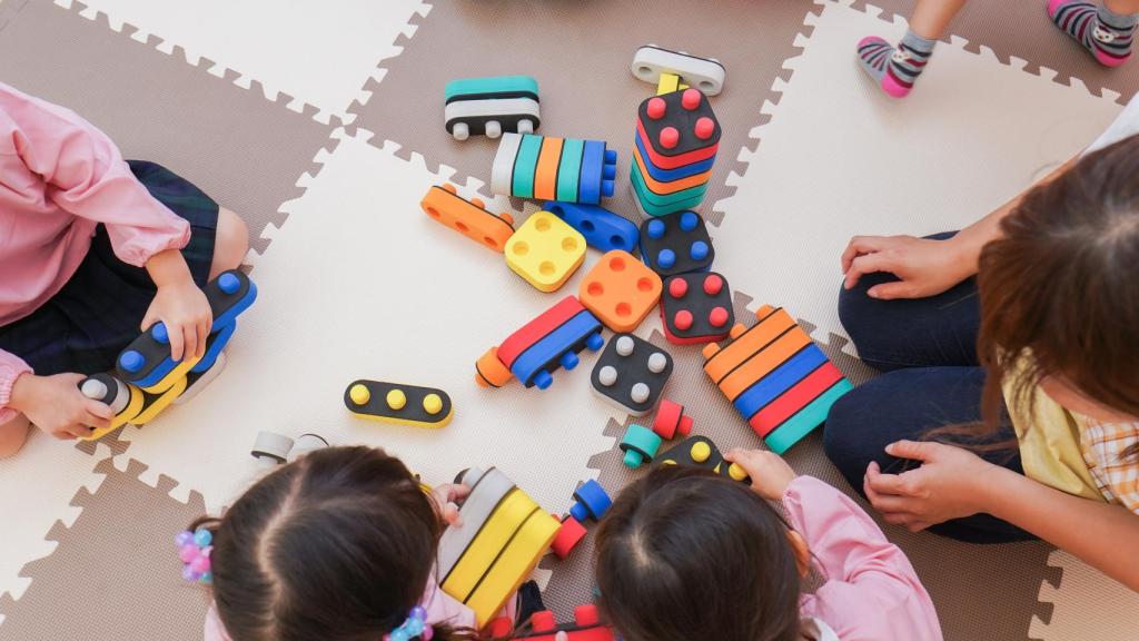 Niños jugando en una guardería, en una imagen de Shutterstock.