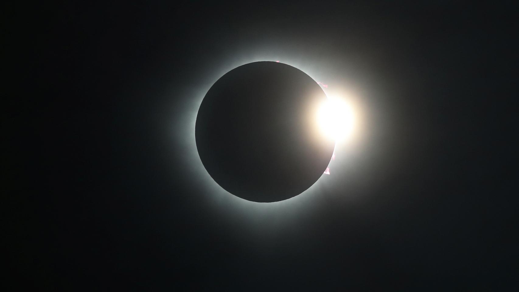Los primeros rayos del Sol vuelven tras el eclipse.