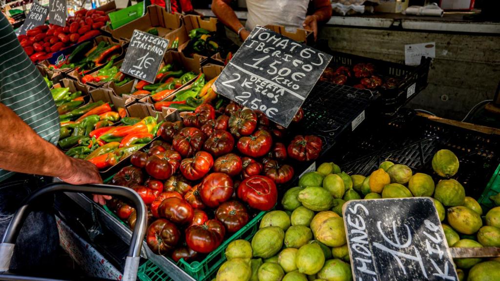Un puesto de frutas y hortalizas en Tetuán, Madrid (España).