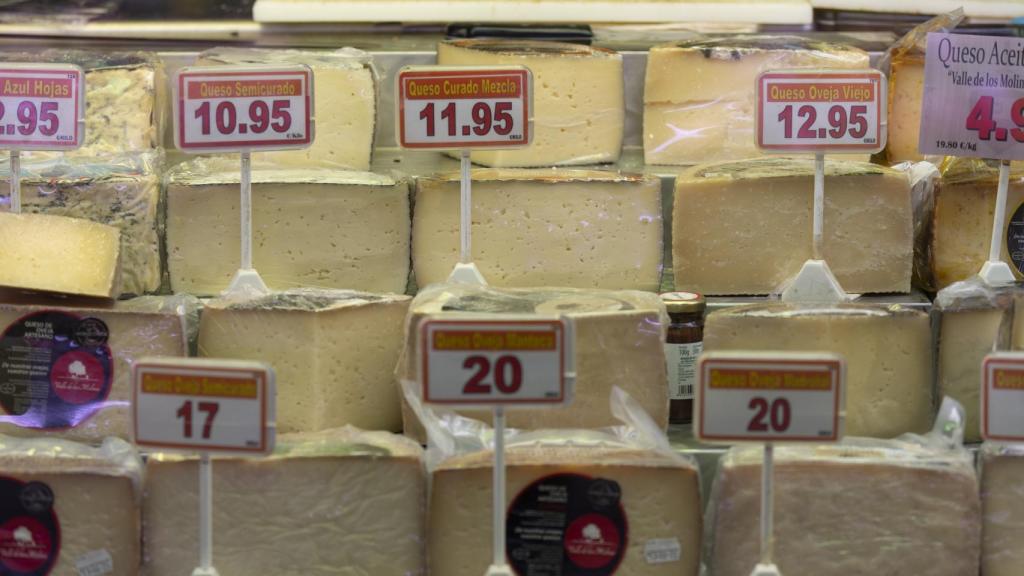 Diferentes quesos en una charcutería de un mercado.